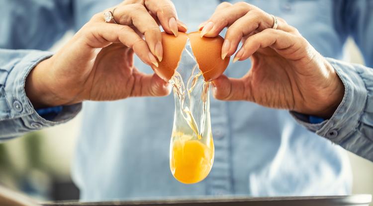 Egyszerű trükk a tojás feltörésére Fotó: Getty Images