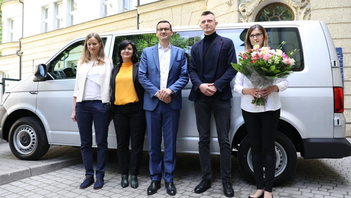 Premier przekazał kluczyki do samochodu rodzicom dzieci