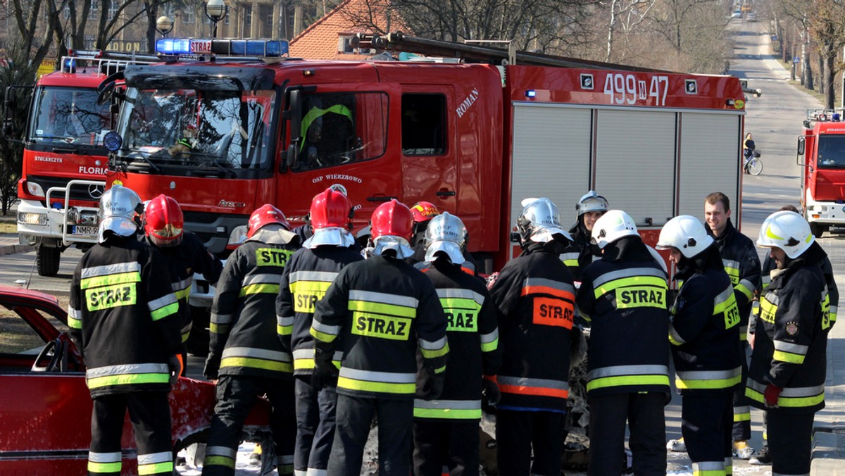 Ponad 80 strażaków walczyło z pożarem, który wybuchł w podstołecznej miejscowości Zakręt. W stalowej hali znajdowały się "ważne akta sądowe" - informuje "Super Express".