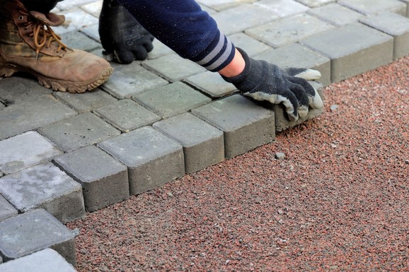 Zaboravite behaton, ovo je trenutno najtraženije rešenje za dvorišta: Izdržava i automobile, a trava izgleda prelepo