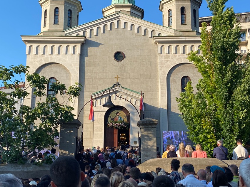 Građani ispred Vaznesenjske crkve