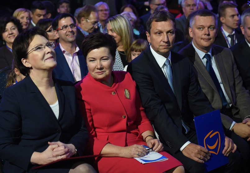 Podczas warszawsko-mazowieckiej konwencji Platformy Obywatelskiej premier Ewa Kopacz zapewniła, że jej partia ma ofertę dla Polaków. Premier przyznała, że Platforma oddaliła się od ludzi. Chce to jednak zmienić. Ewa Kopacz podkreśliła, że PO ma konkretną ofertę: zamiast kłótni - zgoda, zamiast problemów - rozwiązania, zamiast ideologii - konkrety. Premier powiedziała, że dzięki Platformie Polska się zmieniła.