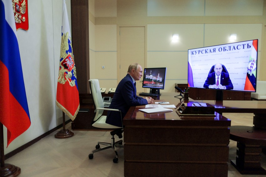 Vladimir Putin sluša izveštaj v.d. guvernera Kurske oblasti Alekseja Smirnova 8. avgusta
