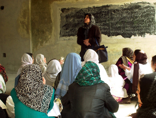 Muzułmańskie kobiety uczą się w szkole w Afganistanie