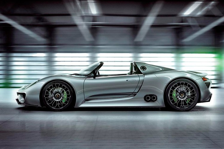 Porsche 918 Spyder. Moc samochodu to 770 KM. Porsche 918 Spyder rozpędzi się do 100 km/h w 3,1 s. Maksymalna prędkość to 320 km/h.