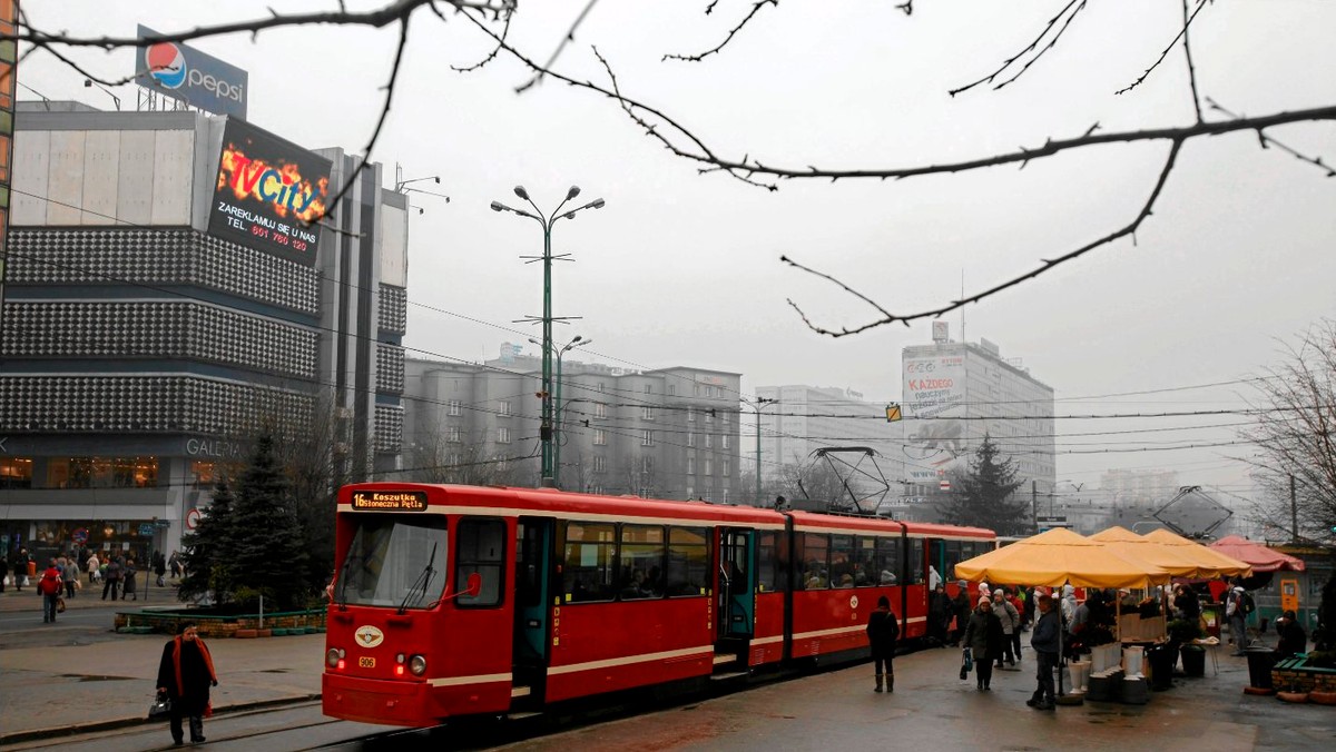 10 maja w spółce Tramwaje Śląskie, obsługującej linie tramwajowe w aglomeracji katowickiej, odbędzie się referendum strajkowe - wspólnie zdecydowały w środę wszystkie działające w firmie związki. Domagają się wyższej podwyżki płac niż proponowana przez zarząd.