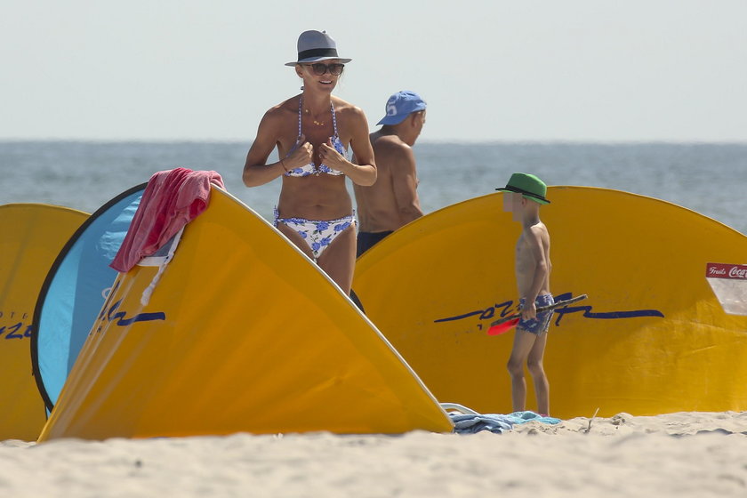 Beata Ścibakówna i Jan Englert na plaży