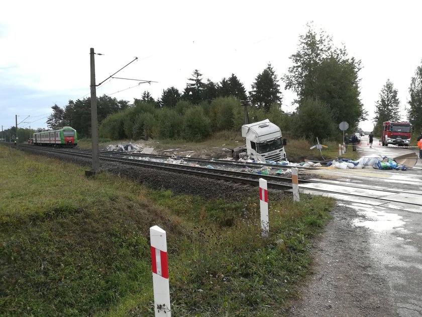 Wypadek na przejeździe kolejowym. Są ranni