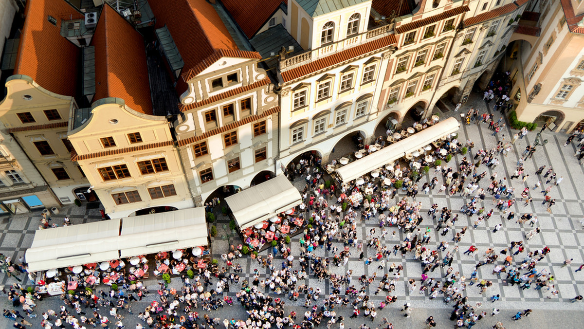 Czekanie, aż przed wieżą Eiffla lub Koloseum zrobi się pusto i będziemy sobie mogli zrobić fajne zdjęcie, to nieudany pomysł. Tymczasem fotografia z tłumem w tle nie jest tym, na czym nam zależy. Gdyby tak ludzi można było po prostu wymazać... Można!