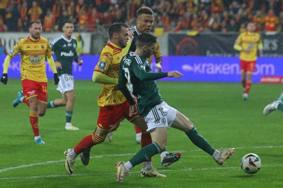 Piłkarz Jagiellonii Białystok Jesus Imaz (L) i Ruben Vinagre (P) z Legii Warszawa podczas meczu Ekstraklasy