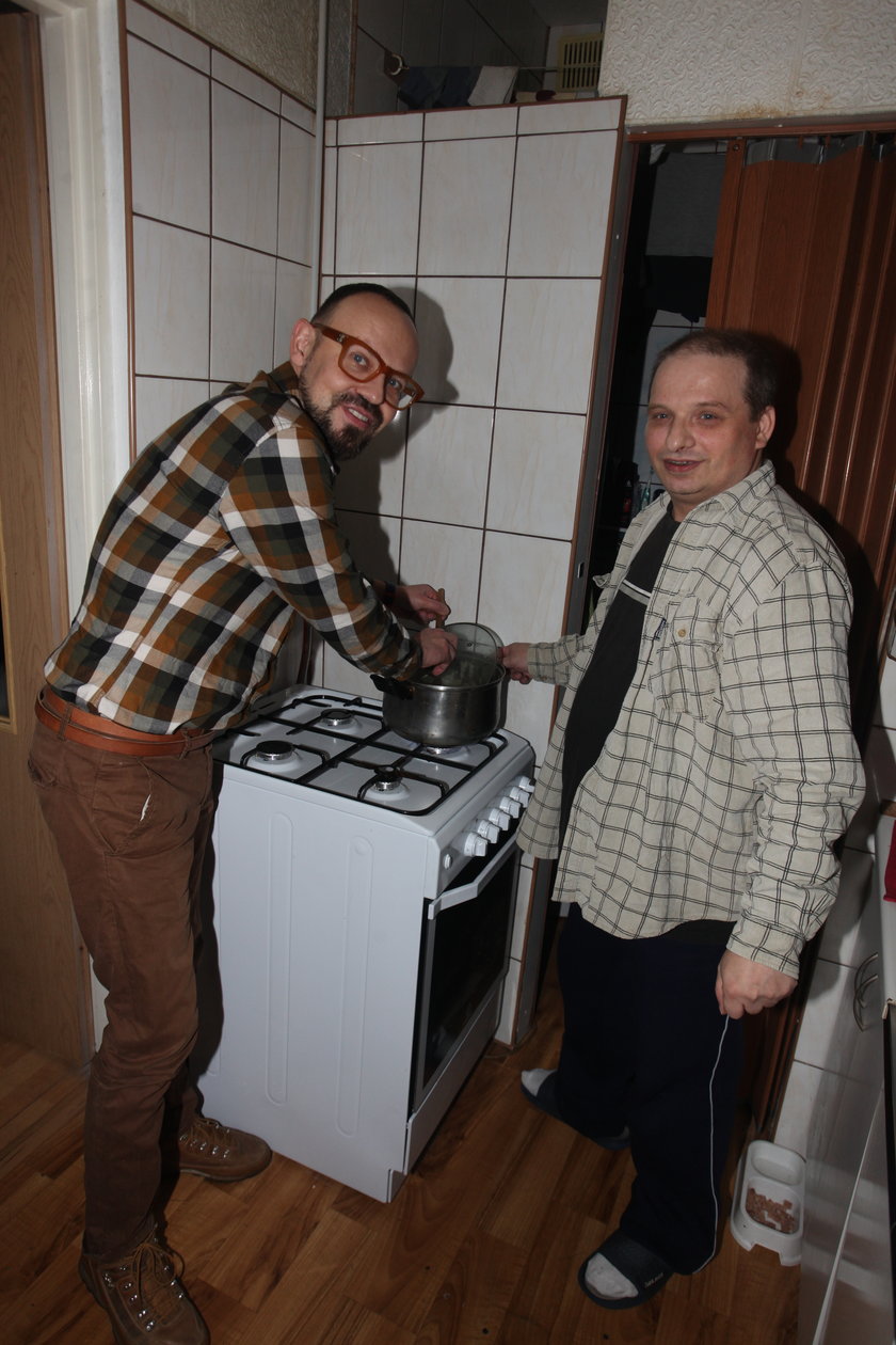 Samotny ojciec otrzymał pomoc. Nasz Czytelnik Marcin Głuszek sprezentował rodzinie kuchenkę