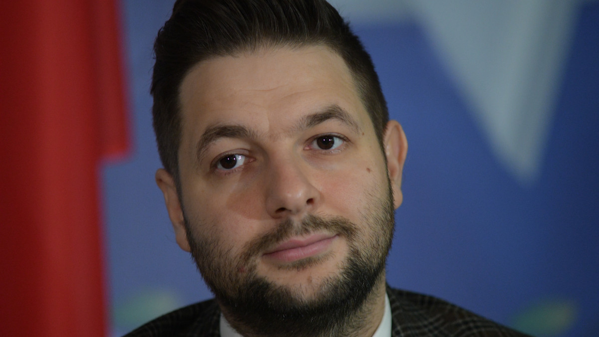 - Wiem tylko, że Daniel Obajtek na pewno nie jest lubiany po stronie zarówno opozycyjnych mediów, jak i polityków, bo dużo lepiej radzi sobie jako prezes Orlenu niż radzili sobie jego poprzednicy - mówił Patryk Jaki w audycji "7. Dzień Tygodnia w Radiu ZET", pytany o kontrowersje wokół osoby i majątki Daniela Obajtka. - Mam ograniczone zaufanie do tych wszystkich oskarżeń – dodał.