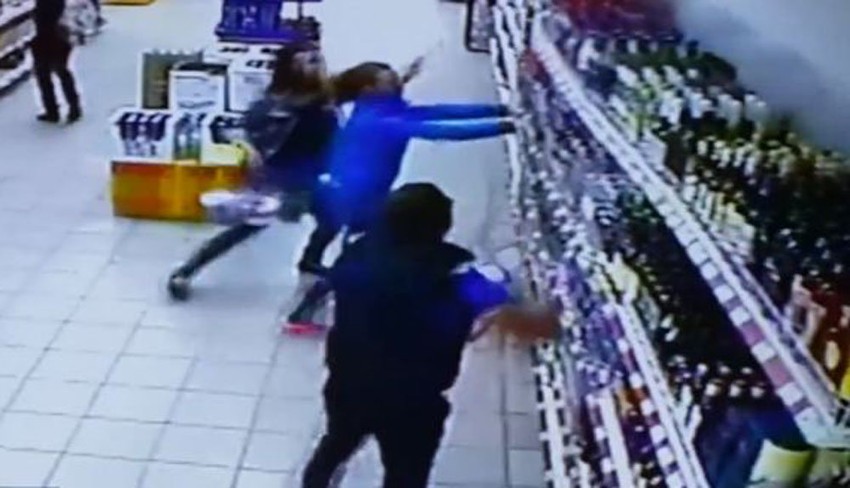 Ne! Držte policu - momenat kada se polica ruši