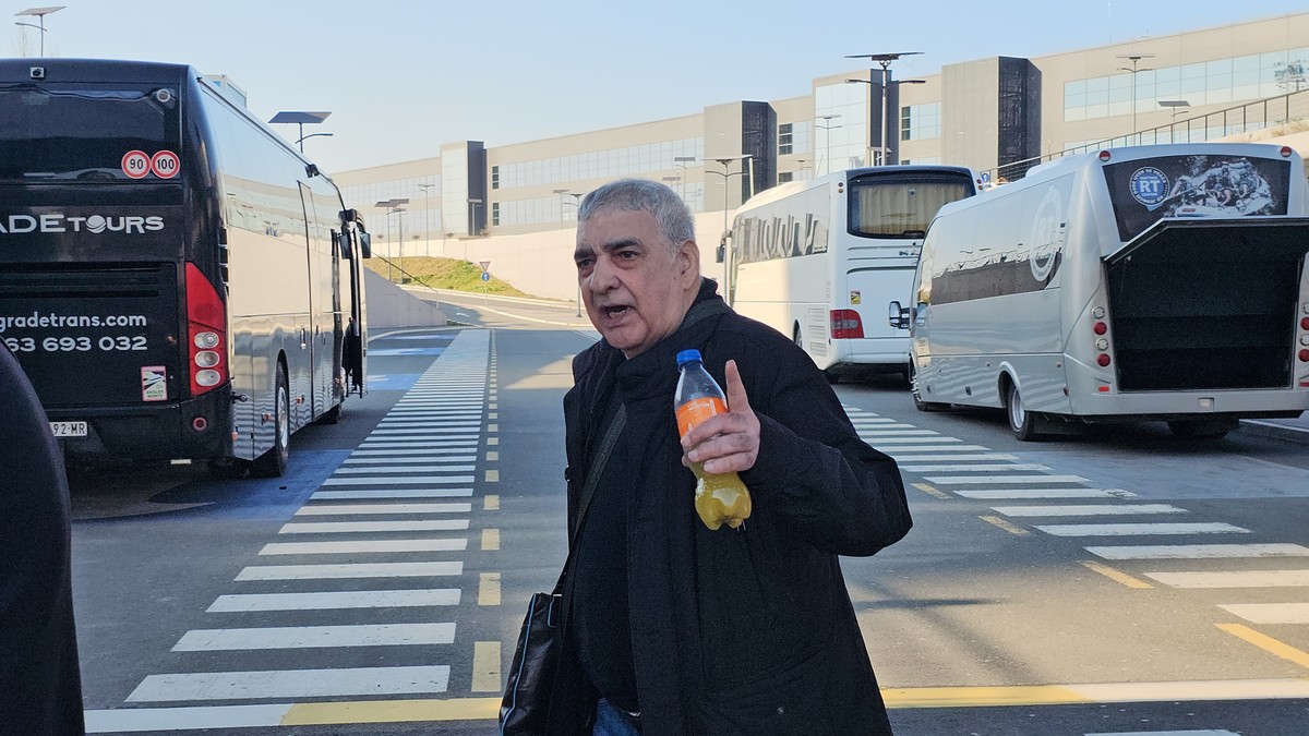 "DANAS NIKO NE ZNA DA PEVA! ŠTA JE BITNO, DA SE SKIDAJU GOLE?!" Folker opleo po kolegama sa estrade, dotakao se Cece, Prije i Desingerice: "Dajte malo, cenite kvalitet"
