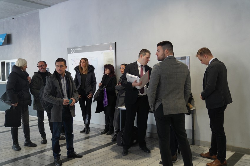 Roditelji žrtava ubijenih u "Ribnikaru" stajali su zajedno i čekali početak suđenja