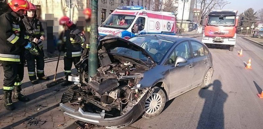 Samochód uderzył w latarnię. Dziecko trafiło do szpitala