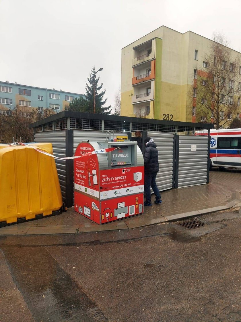 Dziecko wyrzucone na śmietnik