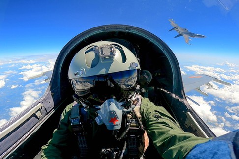 Pilot chińskiego myśliwca podczas ćwiczeń w pobliżu Tajwanu.