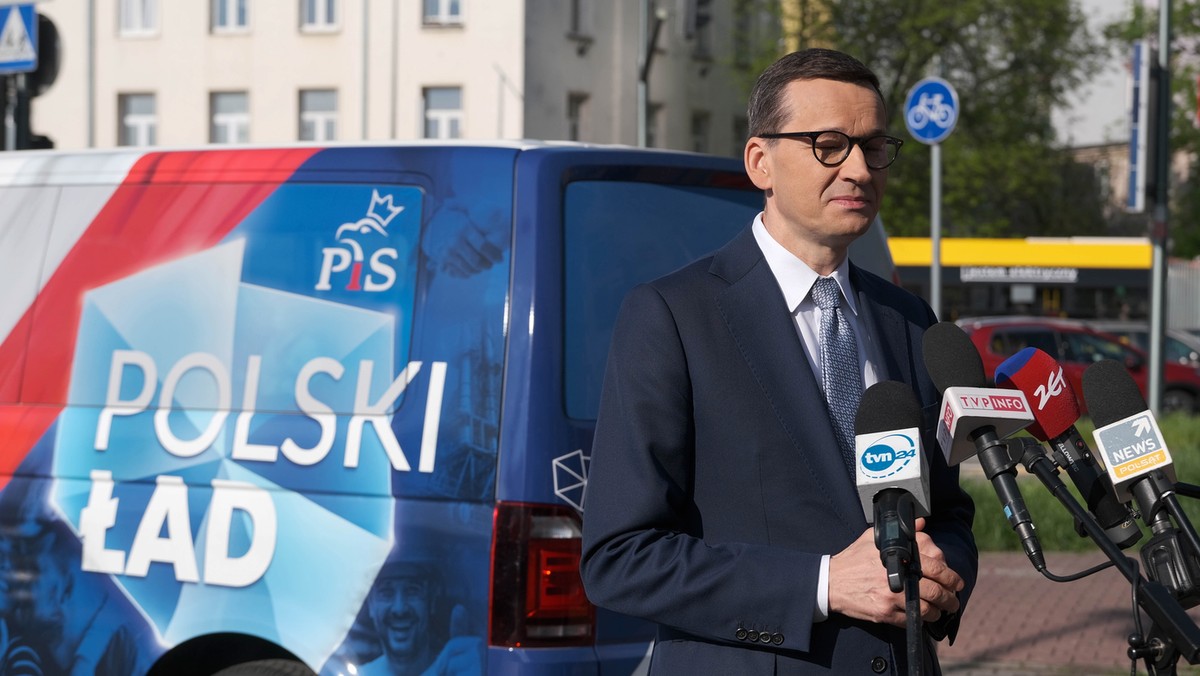 Premier Mateusz Morawiecki podczas konferencji prasowej na ulicy Nowogrodzkiej w Warszawie