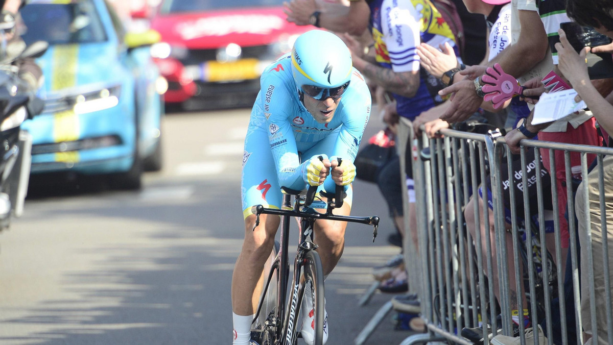 Vincenzo Nibali (Astana) jest największym wygranym pierwszego etapu Giro d'Italia. Rekin z Mesyny indywidualną jazdę na czas na dystansie 9,8 km w Apeldoorn ukończył na 16. miejscu, tracąc 19 sekund do triumfatora ,Toma Dumoulina (Giant-Alpecin). Włoch nadrobił jednak cenne sekundy nad innymi kandydatami do końcowego zwycięstwa.