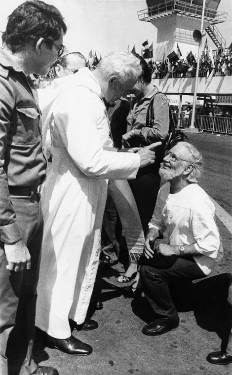 Jan Paweł II i Ernesto Cardenal po przybyciu papieża na lotnisko w Managui w Nikaragui w 1983 r.