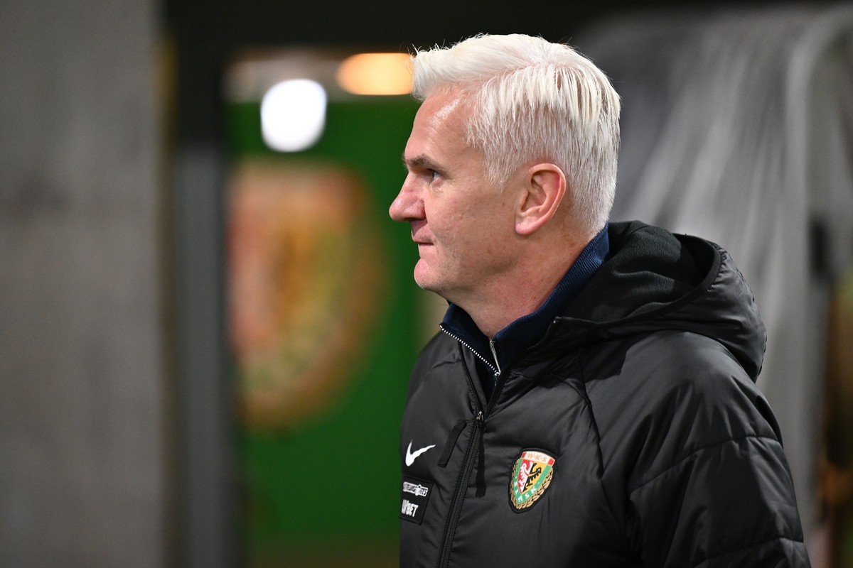 Trener Śląska Wrocław Jacek Magiera podczas meczu 15. kolejki piłkarskiej Ekstraklasy z Górnikiem Zabrze
