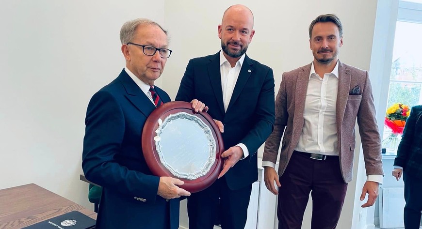 Prezes Kolejarza Kazimierz Górniak, prezydent Jacek Sutryk oraz dyrektor Biura Sportu i Turystyki w UM Wrocławia Piotr Mazur.