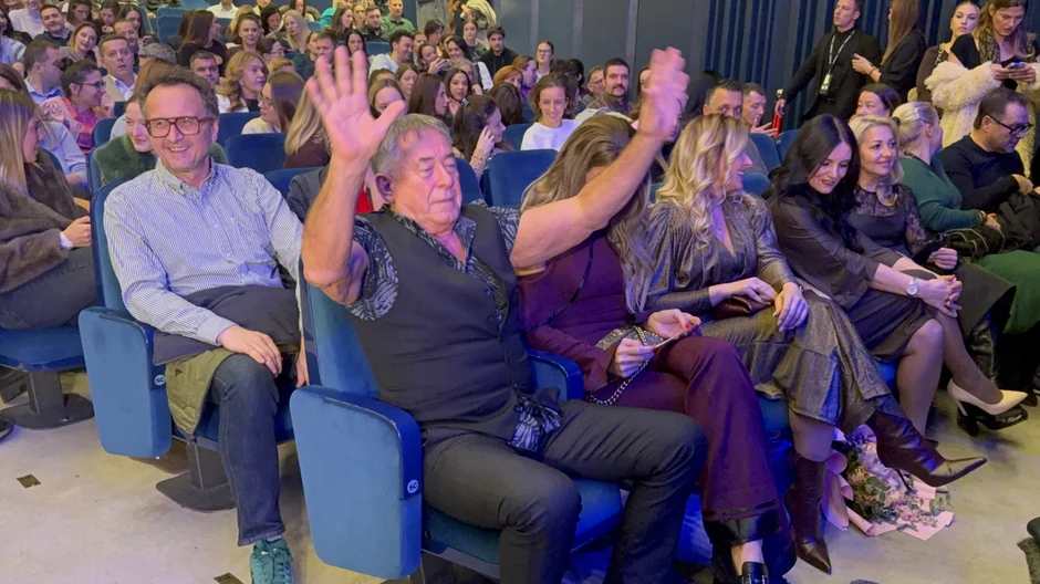 Mima Karadžić sa brinetom na koncertu Kneza u Beogradu