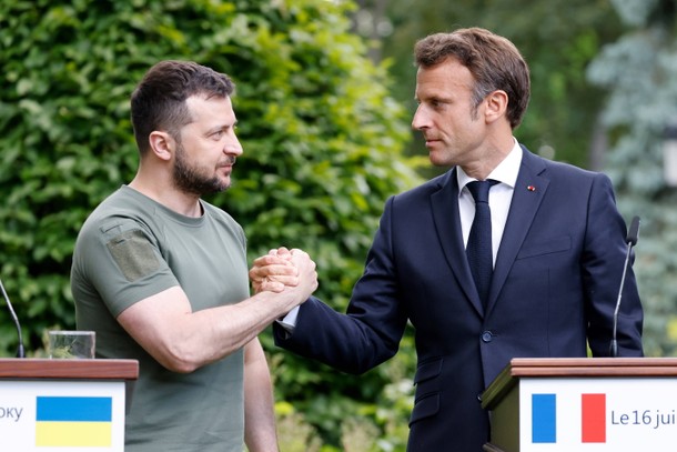 Emmanuel Macron i Wołodymyr Zełenski