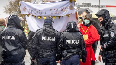 "Chryja pod Radiem Maryja" w strugach deszczu i z obostrzeniami epidemicznymi