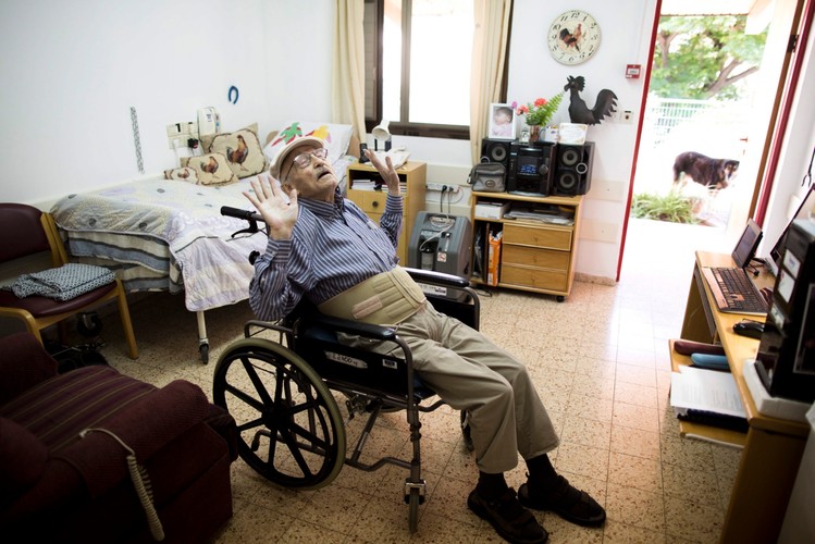 Dziś Roth ma 81-lat i przebywa w domu starców. Pochodzący z Francji pisarz i malarz relaksuje się po zapaleniu fajki nabitej marihuaną.