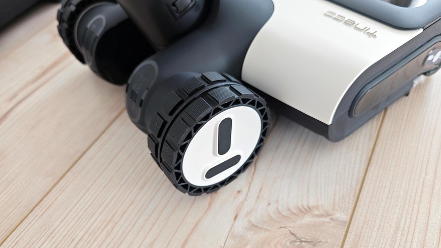 Tineco Floor One Switch S7'nin tekerlekleri ileri ve geri çekerken motorla çalıştırılır |