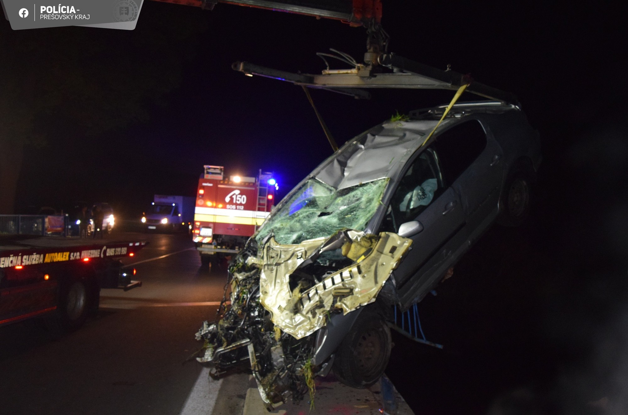 Mladík z Holumnice nezvládol riadenie a prevrátil auto na strechu.