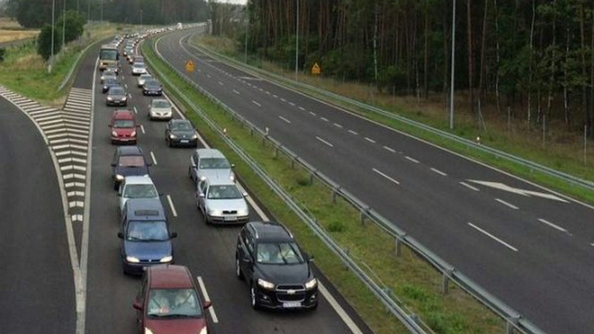 Generalna Dyrekcja Dróg Krajowych i Autostrad Oddział w Szczecinie ostrzega przed wzrastającym natężeniem ruchu na drodze krajowej nr 3. Można tu natrafić na kilkukilometrowy korek.