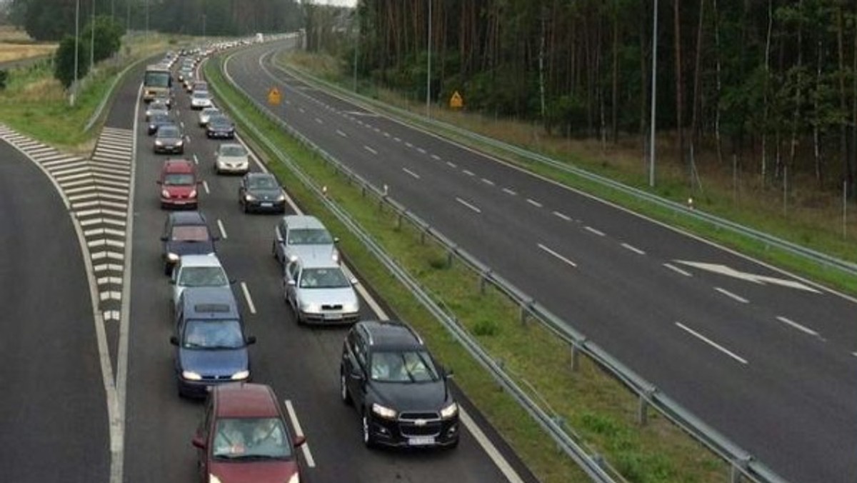 Generalna Dyrekcja Dróg Krajowych i Autostrad Oddział w Szczecinie ostrzega przed wzrastającym natężeniem ruchu na drodze krajowej nr 3. Można tu natrafić na kilkukilometrowy korek.