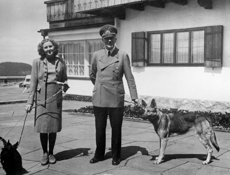 Adolf Hitler i Ewa Braun oraz psy Wulf i Blondi w rezydencji "Berghof", 1942 r.