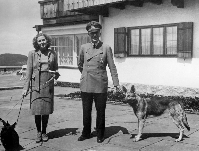 Adolf Hitler i Ewa Braun, oraz psy Wulf i Blondi w rezydencji "Berghof", 1942 r.