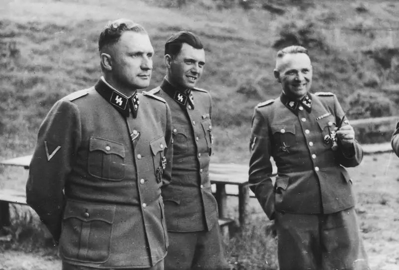 Richard Baer, Josef Mengele (w środku) oraz Rudolf Hoess. Niemiecki nazistowski obóz koncentracyjny, Auschwitz, 1944 r.