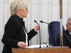 Prezes Przyłębska eksperymentuje z fryzurą. Inspiracja irokezem dała genialny efekt. FOTO