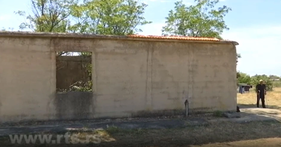 Bogdan ispred ruševina