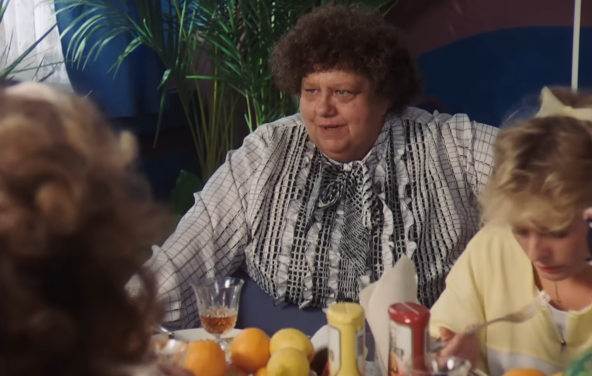 Helena Růžičková ako Škopková v komédii Slunce, seno, erotika.