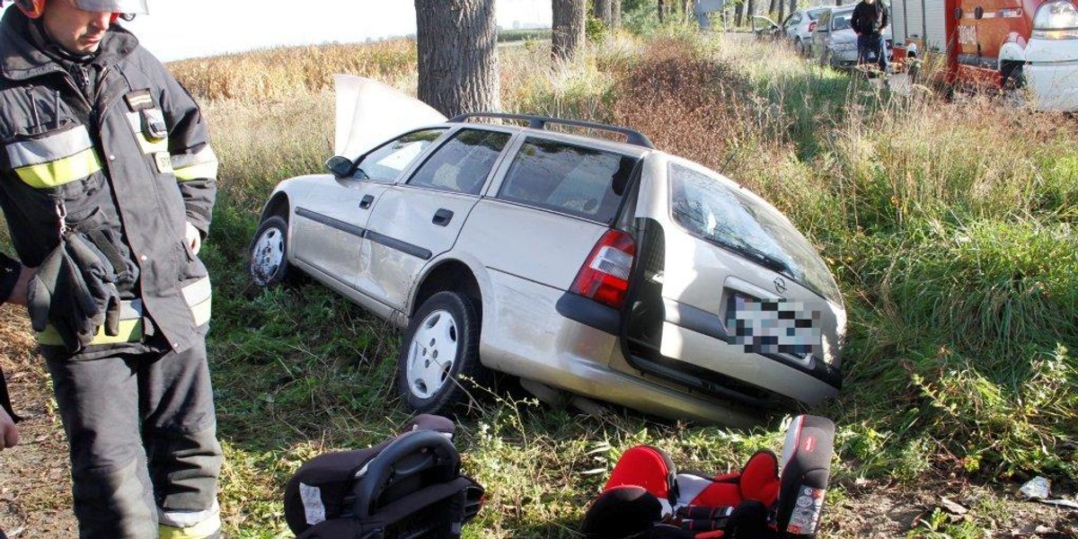 Maleństwo uratowane przez strażaków.