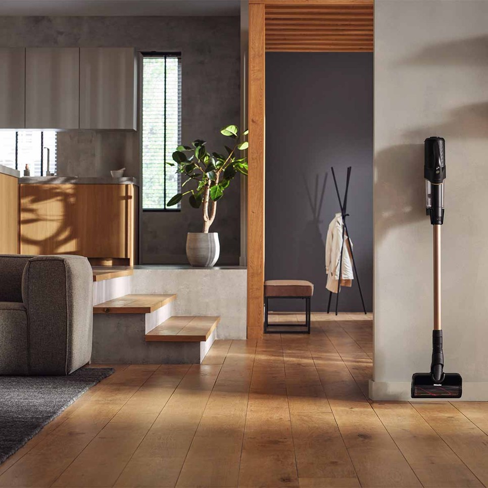 A SpeedLock rendszerrel pillanatok alatt variálhatsz a teljes porszívó és kézi egység között – ideális például polcok vagy kanapé alatti területekhez.