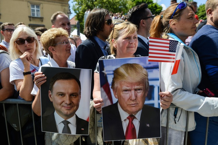 Zanim Donald Trump wygłosił przemówienie, prezydenci USA i Polski złożyli wieńce przed Pomnikiem Powstania Warszawskiego.