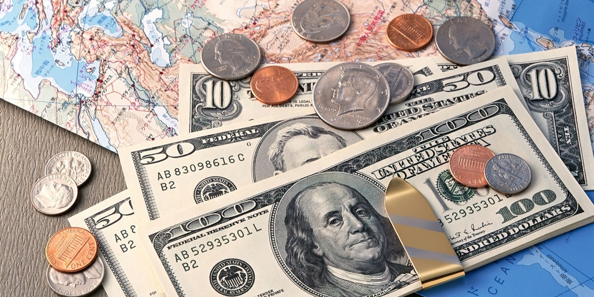Dolar, choć nie ma oficjalnego tytułu, pozostaje główną walutą rezerwową świata