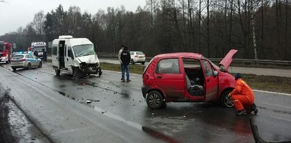 Reanimowali go na środku drogi! Kraksa w Dąbrowie