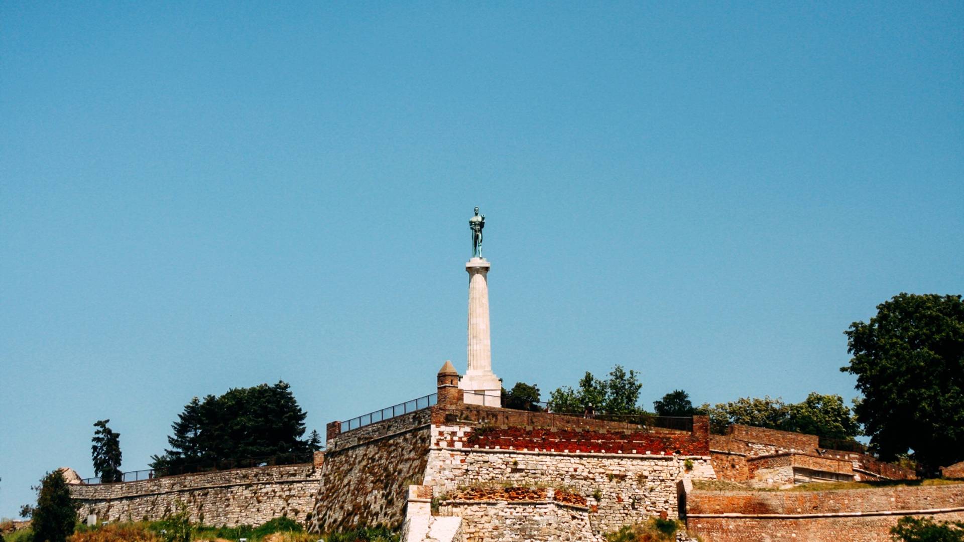 Nakon Novog Sada, divljanje i u Beogradu: Vandali divljali na Kalemegdanu i oštetili statuu staru 17 vekova (VIDEO)