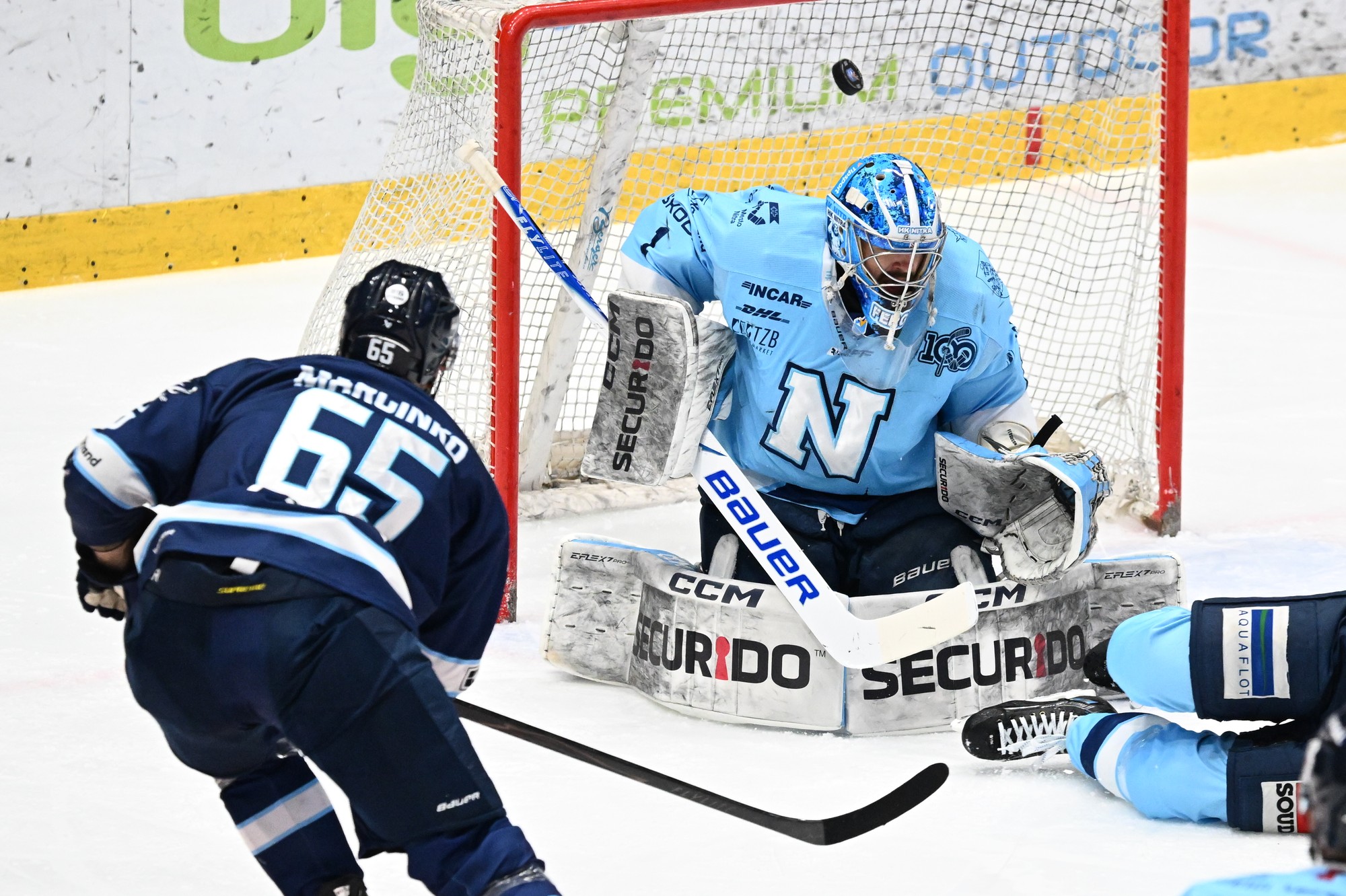 Tomáš Marcinko (Bratislava) a brankár Dylan Ferguson (Nitra). 