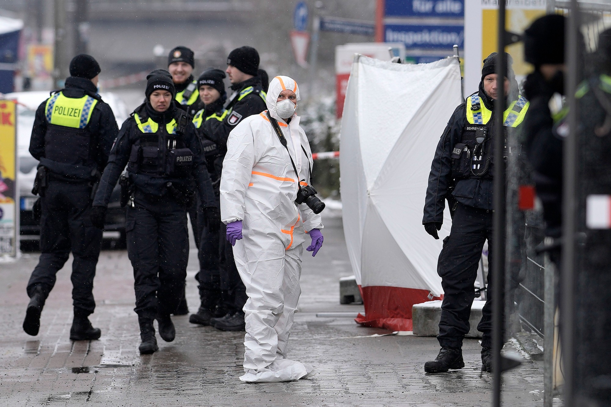 V severonemeckom meste Hamburg vo štvrtok večer zazneli výstrely, pričom viacero ľudí bolo zabitých a zranených. 