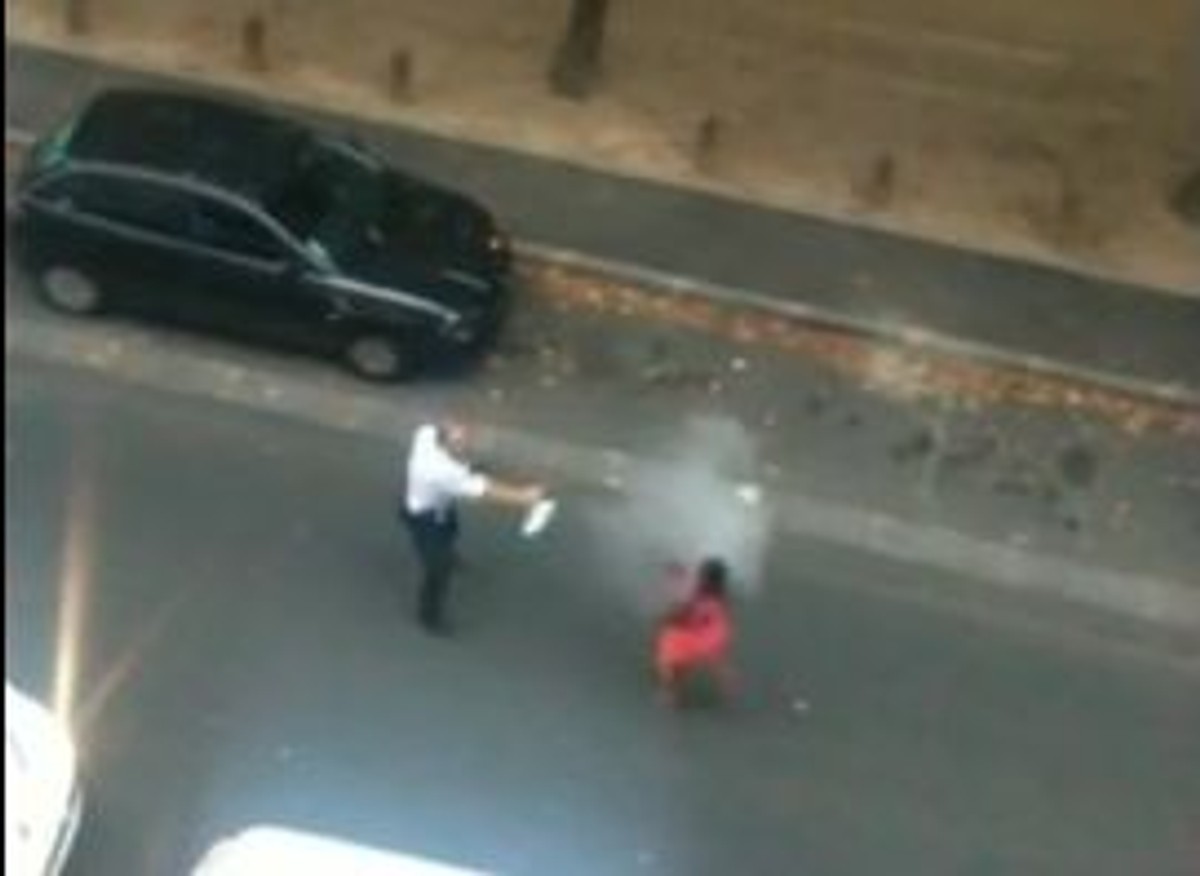 Kompromitacja francuskiej policji. Pałowali leżącą kobietę. WIDEO